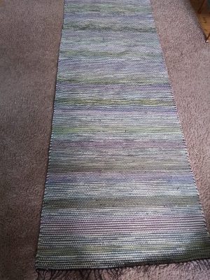 KYPSYVÄ MUSTIKKA - matto, tilauksesta